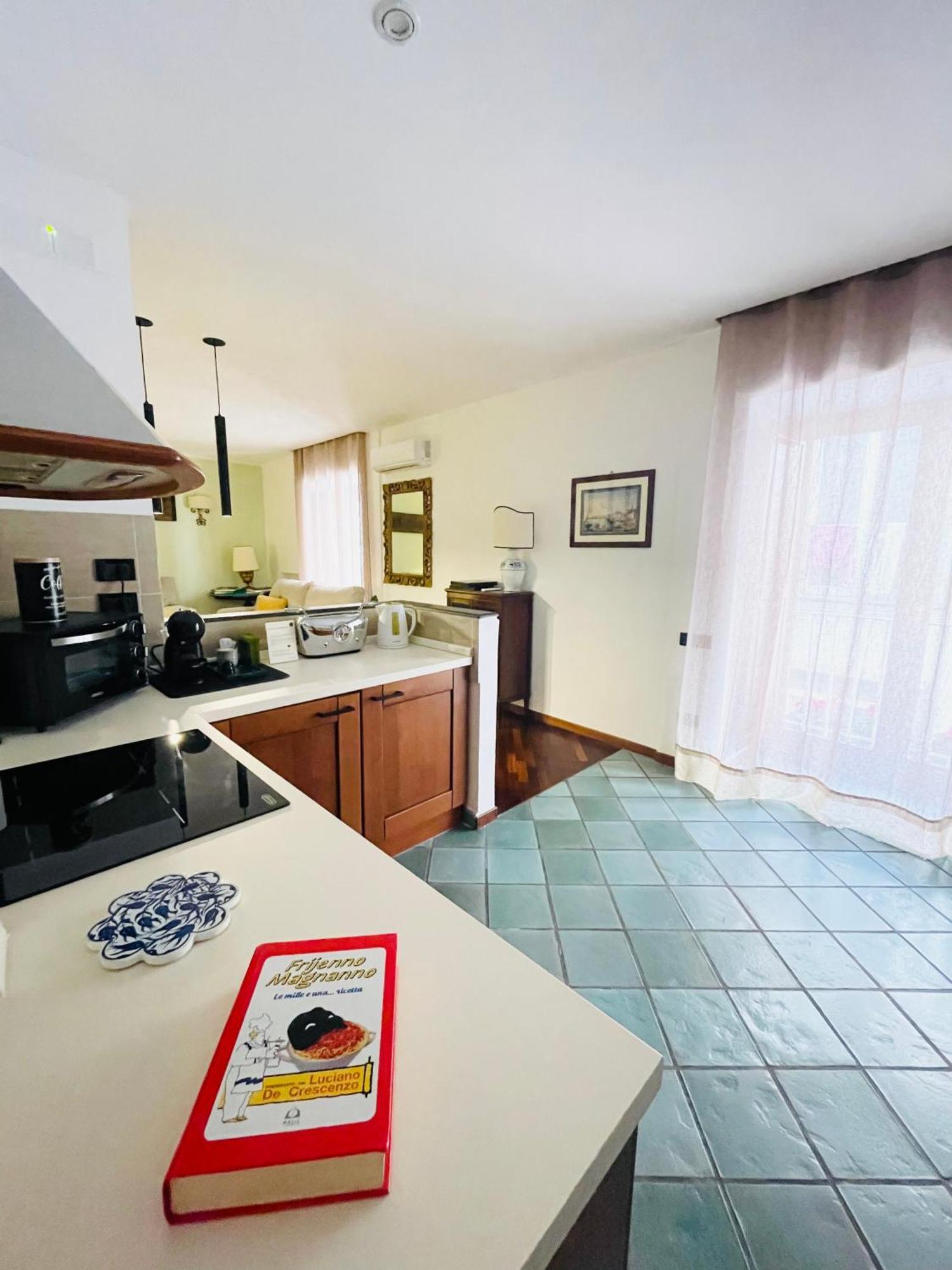 Re Gallo Luxury Apartment Plebiscito In Via Chiaia Наполи Екстериор снимка