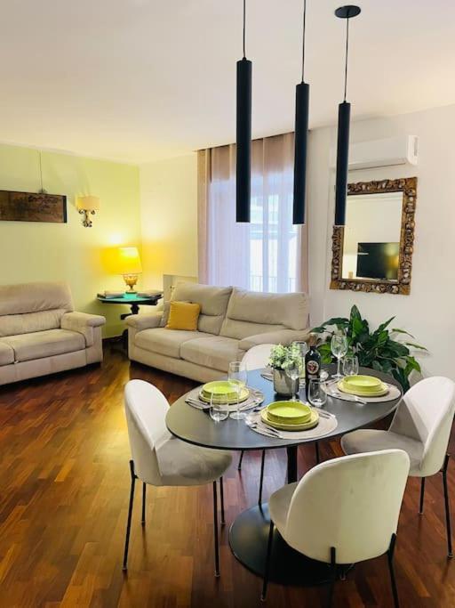 Re Gallo Luxury Apartment Plebiscito In Via Chiaia Наполи Екстериор снимка