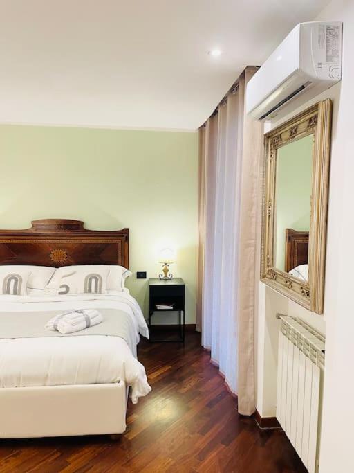 Re Gallo Luxury Apartment Plebiscito In Via Chiaia Наполи Екстериор снимка