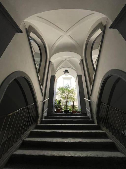 Re Gallo Luxury Apartment Plebiscito In Via Chiaia Наполи Екстериор снимка