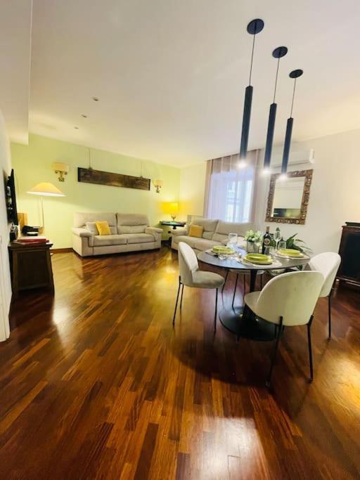 Re Gallo Luxury Apartment Plebiscito In Via Chiaia Наполи Екстериор снимка