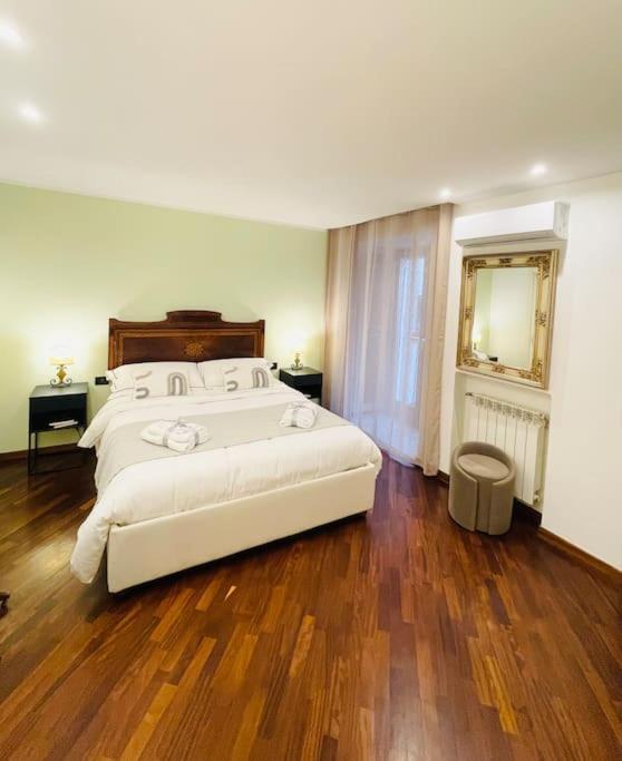Re Gallo Luxury Apartment Plebiscito In Via Chiaia Наполи Екстериор снимка
