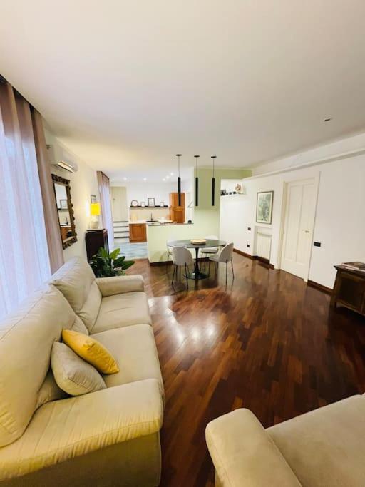 Re Gallo Luxury Apartment Plebiscito In Via Chiaia Наполи Екстериор снимка