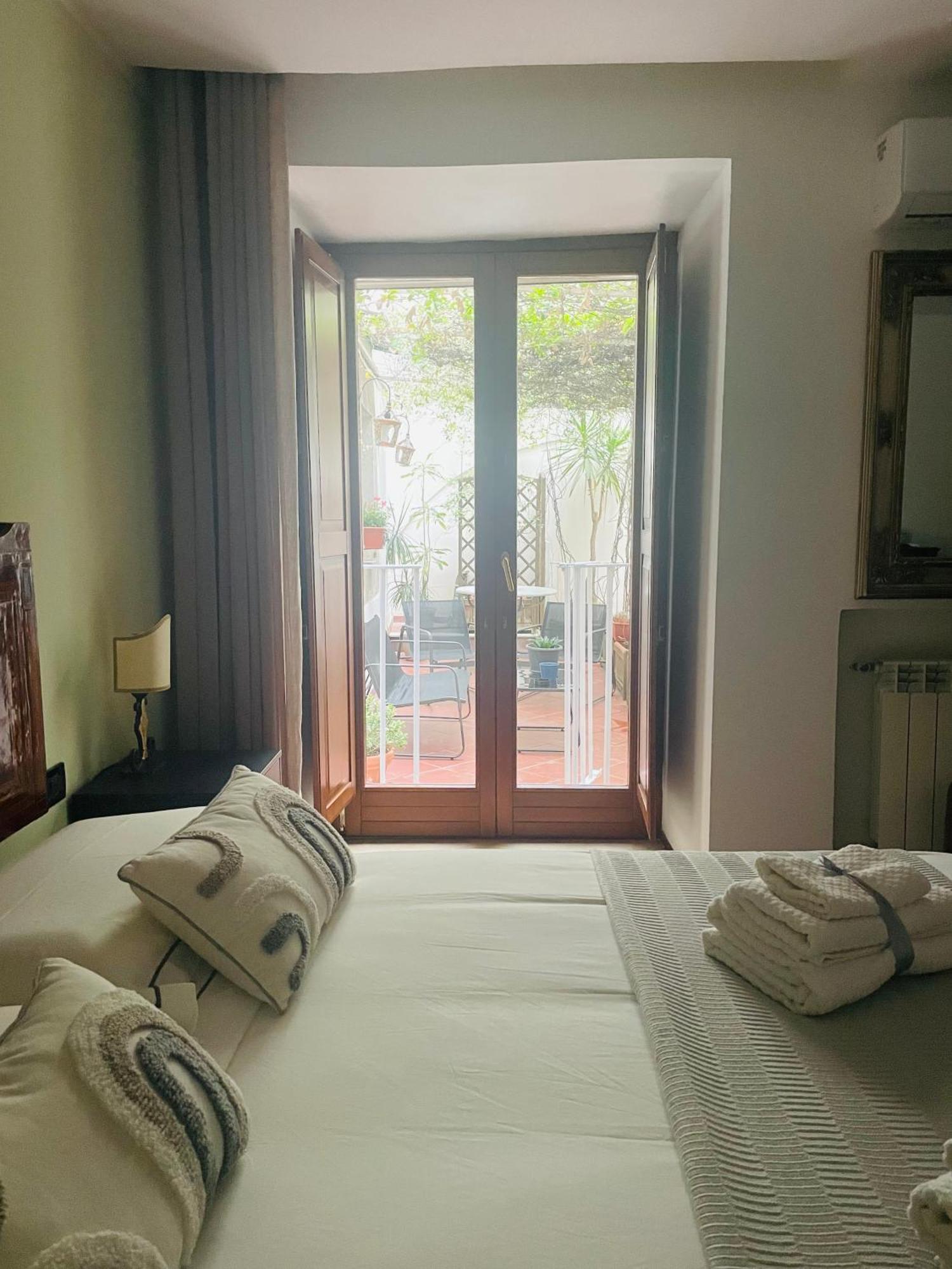 Re Gallo Luxury Apartment Plebiscito In Via Chiaia Наполи Екстериор снимка